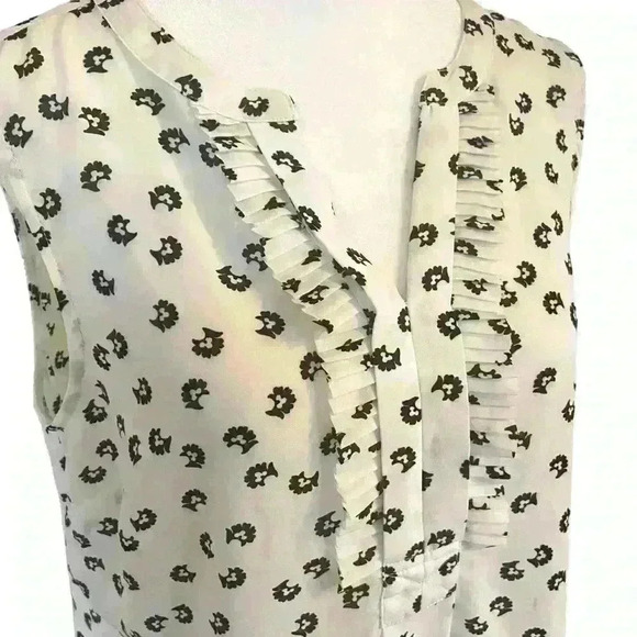 Talbots Sleeveless Blouse Size MP White with Black Design V neck ruffle collar - Picture 2 of 8